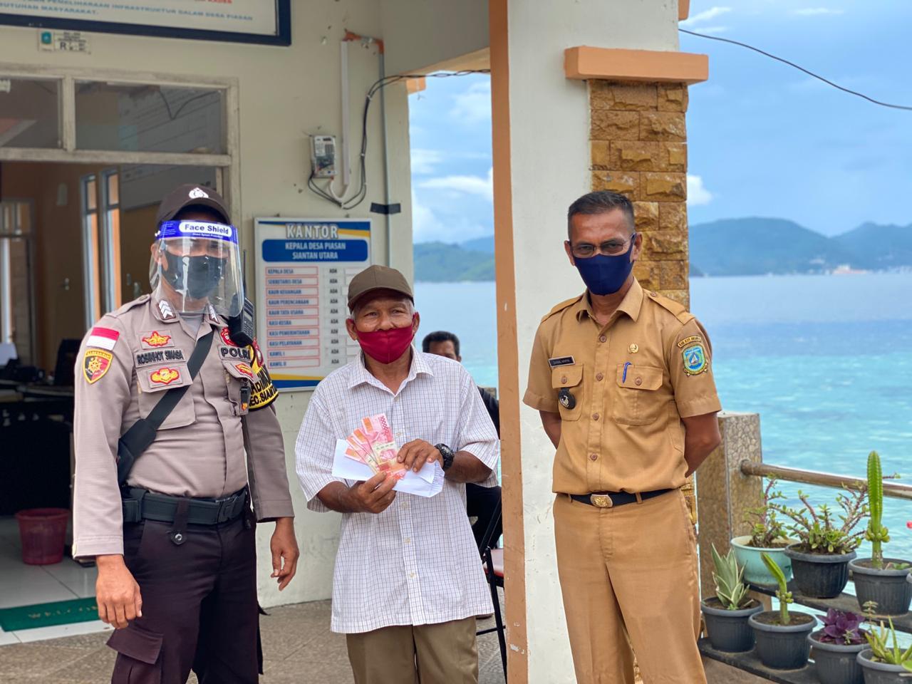 Desa Piasan Salurkan BLT DD Tahap Tiga Desa Piasan Salurkan BLT DD Tahap Tiga