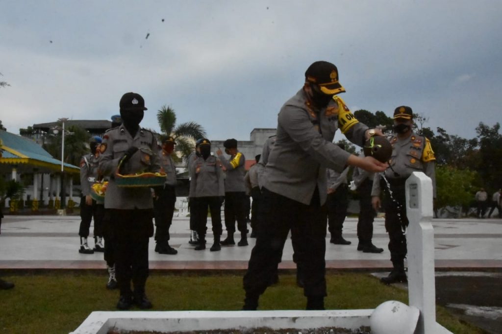 Kapolres Karimun, AKBP Muhamad Adnan saat peletakan karangan bunga di Pusara Bhakti