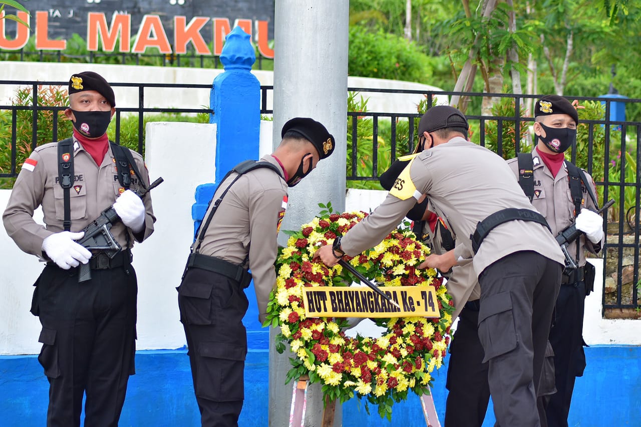 Dalam Rangka Hari Bhayangkara Ke-74, Polres Bintan Gelar Upacara Ziarah Taman Makam Pahlawan