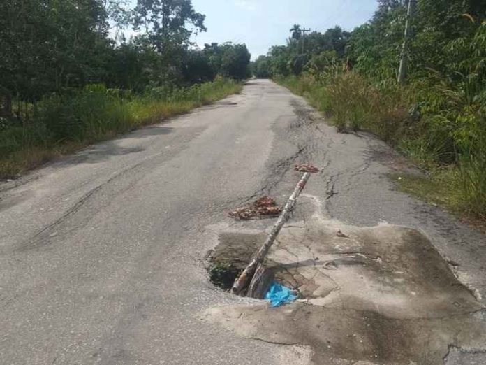 Lobang ditengah jalan menuju kantor camat Kuta