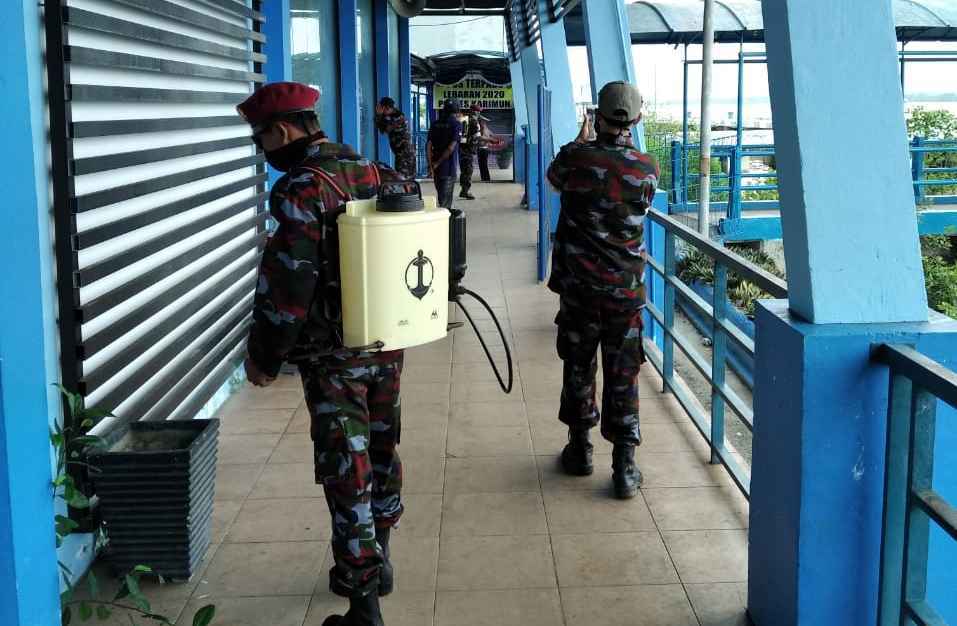 Ormas Patron saat melakukan penyemprotan cairan disinfektan