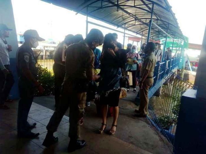 Pemeriksaan kesehatan penumpang di pelabuhan Tanjungbatu
