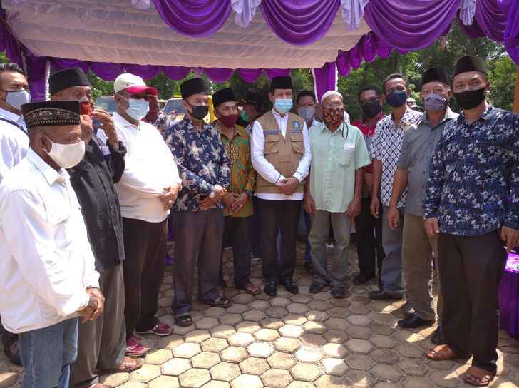 Foto bersama Gubernur Kepri, H Isdianto, Bupati Karimun, H Aunur Rafiq, dan Sejumlah Kades dan Tokoh Masyarakat di Kecamatan belat, Ahad (28/06/2020).