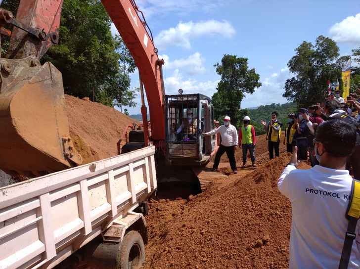 Pengaspalan Jalan Pulau Belat Dimulai, Masyarakat Sampaikan Terimakasih Kepada Bupati dan Gubernur