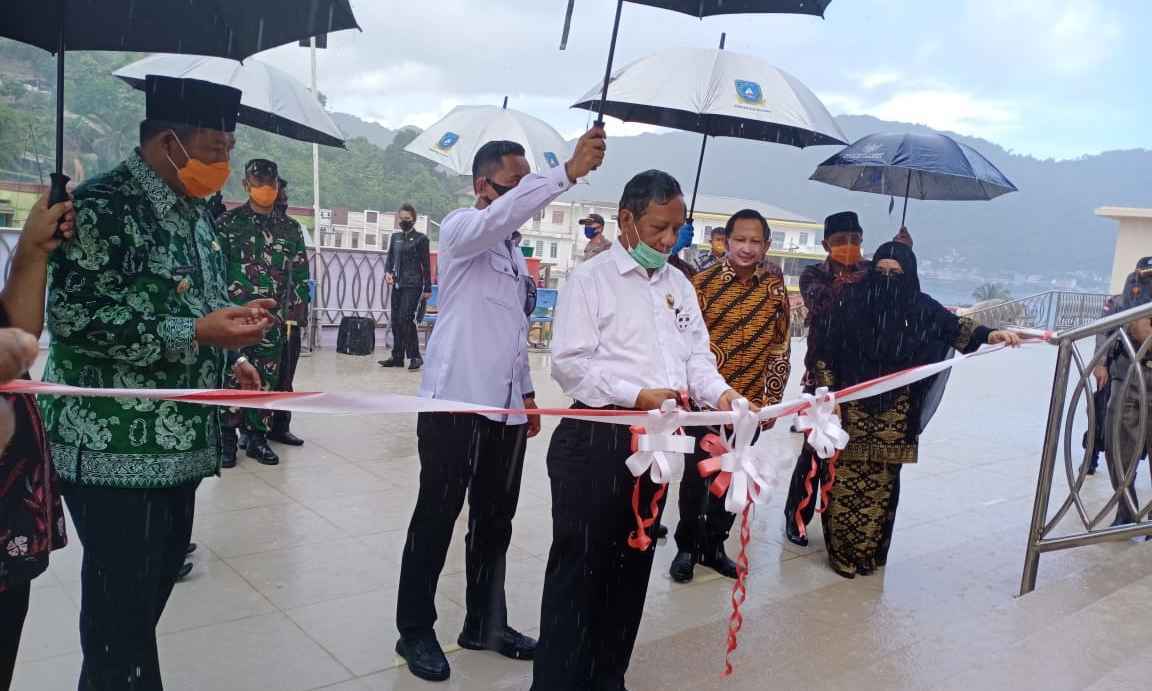 Didampingi Mendagri, Tito Karnavian, mantan Ketua MK tersebut melakukan prosesi peresemian dari mulai pemotongan pita, membuka papan nama hingga mendatangani prasasti peresmian, di Masjid Agung Baitul Makmur di Tanjung Angkak, Kamis (4/6/2020).