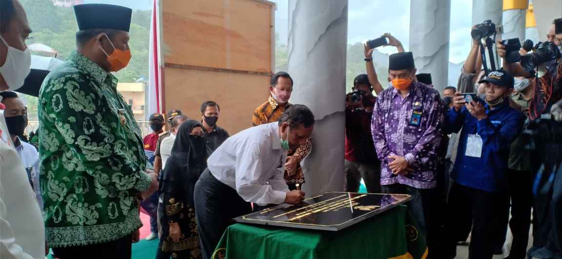 Menko Polhukam Mahfud MD, saat menandatangani prasasti Masjid Agung Baitul Makmur, yang didampingi Mendagri, Tito Karnavian, Bupati, wakil Bupati dan lainnya.