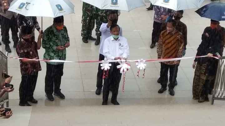 Menko Polhukam, Mahfud Md, didampingi Mendagri, Tito Karnavian, dan Abdul Haris, melakukan prosesi pemotongan pita, awal tanda peresmian.