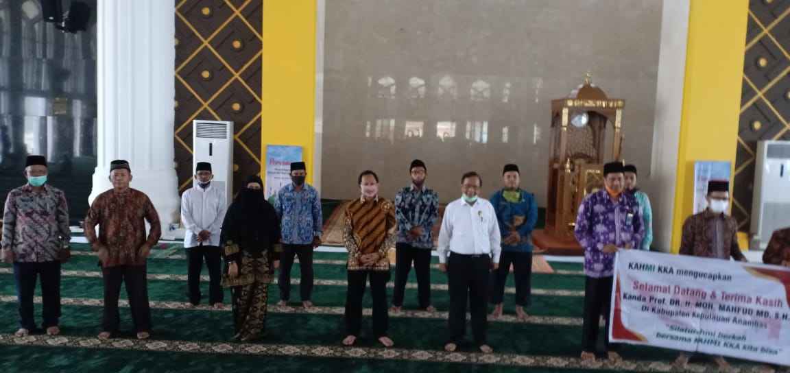 Rombongan Menko Polhukam dan Mendagri, Bupati dan wakil Bupati KKA dan lainnya, melakukan foto bersama di masjid