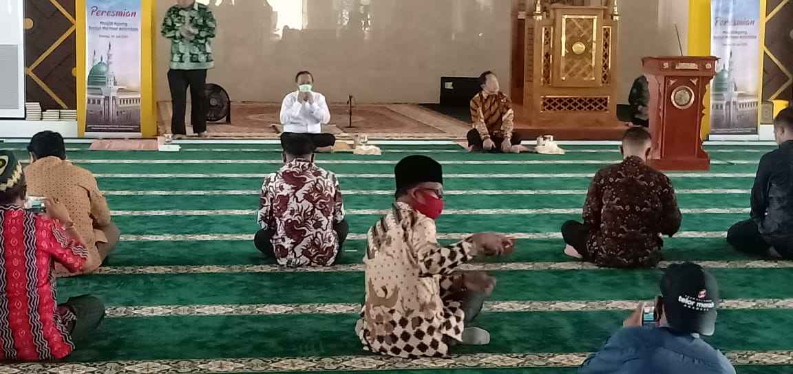 Mahfud MD mengaku bersyukur dapat meresmikan Masjid Agung Baitul Makmur dan shalat di Masjid ini. “Saya berharap kita semua dapat memakmurkan masjid. Dari sebuah hadis siapa yang membangun Masjid maka akan dibangunkan rumah seperti masjid baginya,” ujar Mahfud.