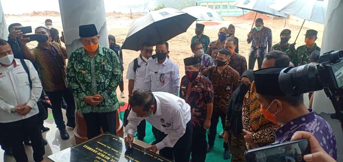 Menko Polhukam Mahfud MD, saat menandatangani prasasti Masjid Agung Baitul Makmur, yang didampingi Mendagri, Tito Karnavian, Bupati KKA, Abdul Haris, dan lainnya.