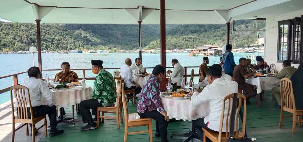 Rombongan Menko Polhukam dan Mendagri, Bupati dan wakil Bupati KKA, beristirahat dan temu ramah usai meresmikan Masjid Agung KKA, di Ruangan Angrek Anambas Resort.