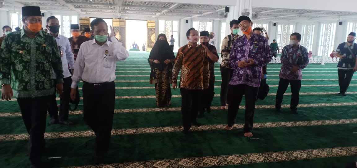 Rombongan Menko Polhukam dan Mendagri, menyempatkan diri untuk sholat berjamaah di Masjid Agung Kabupaten Kepulauan Anambas