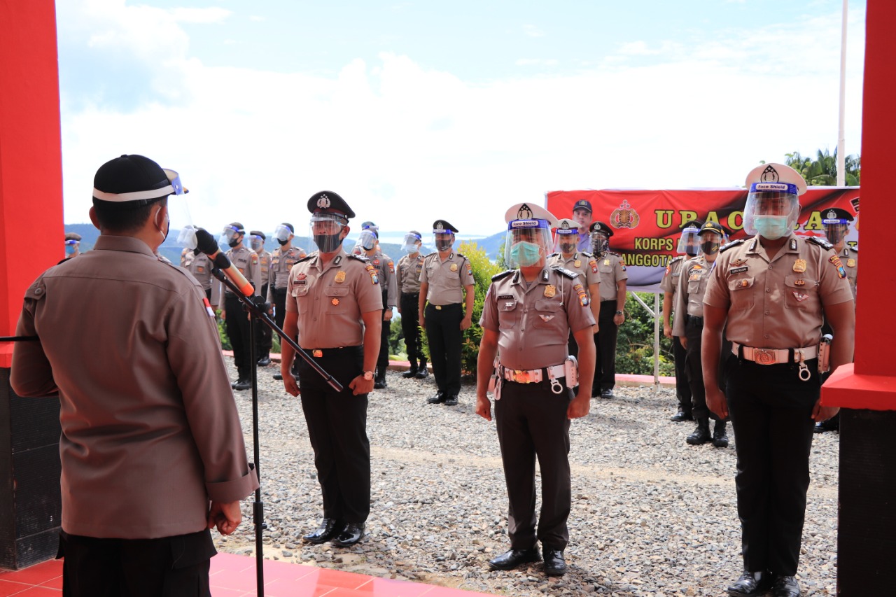 12 Orang Personil Polres Kepulauan Anambas Terima Kenaikan Pengkat