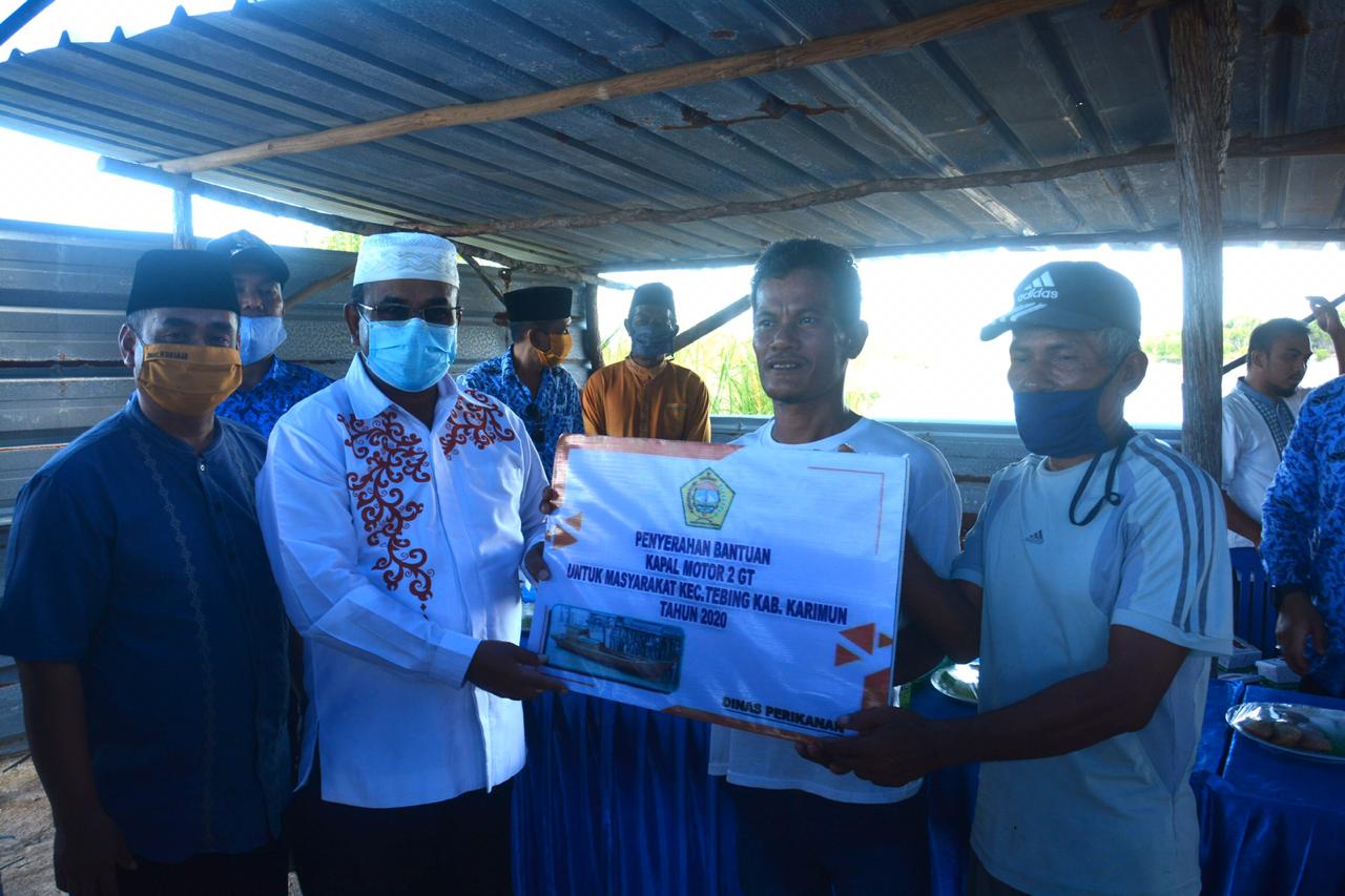 Bupati Karimun Serahkan Bantuan 2 Kapal Pompong Bagi Nelayan