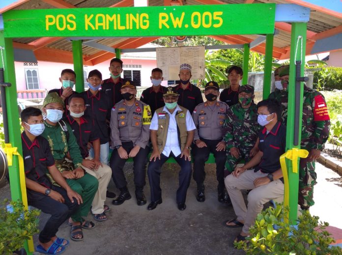 Bupati Karimun, Aunur Rafiq, saat meresmikan Pos Kelurahan Tangguh dan Pos Kamling RW 05, di Kelurahan Tanjungberlian Kota. Bupati Karimun, Aunur Rafiq, saat meresmikan Pos Kelurahan Tangguh dan Pos Kamling RW 05, di Kelurahan Tanjungberlian Kota.