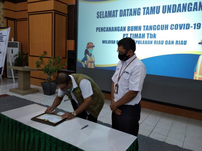 Bupati Karimun, Aunur rafiq dan General Manager PT Timah wilayah Operasi Kepri dan Riau saat menandatangani piagam komitmen tangguh covid-19
