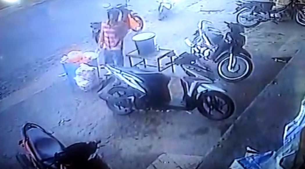 (Video) Rekaman CCTV Pelaku Pencurian HP Depan Pondok Santai 88 Tg Batu