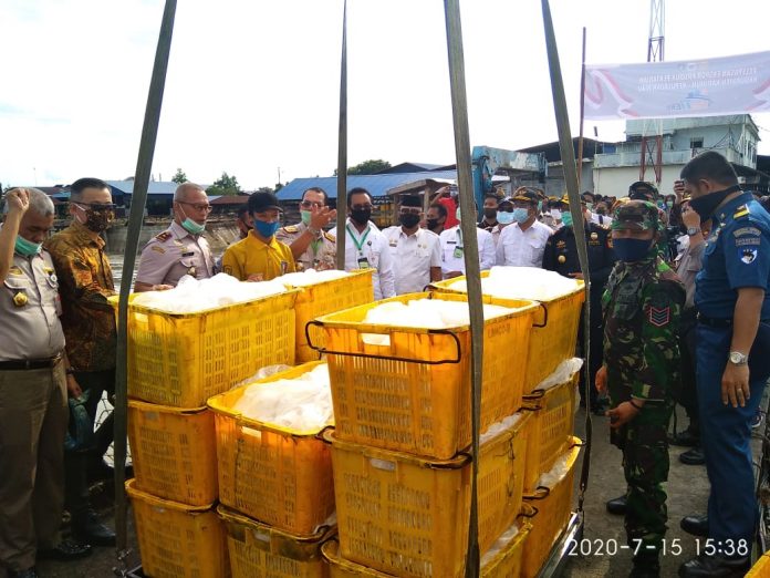 Pelepasan komoditas pertanian asal Tanjungbatu yang terdiri dari bungkil kelapa dan air kelapa sebanyak 40 ton tujuan Malaysia