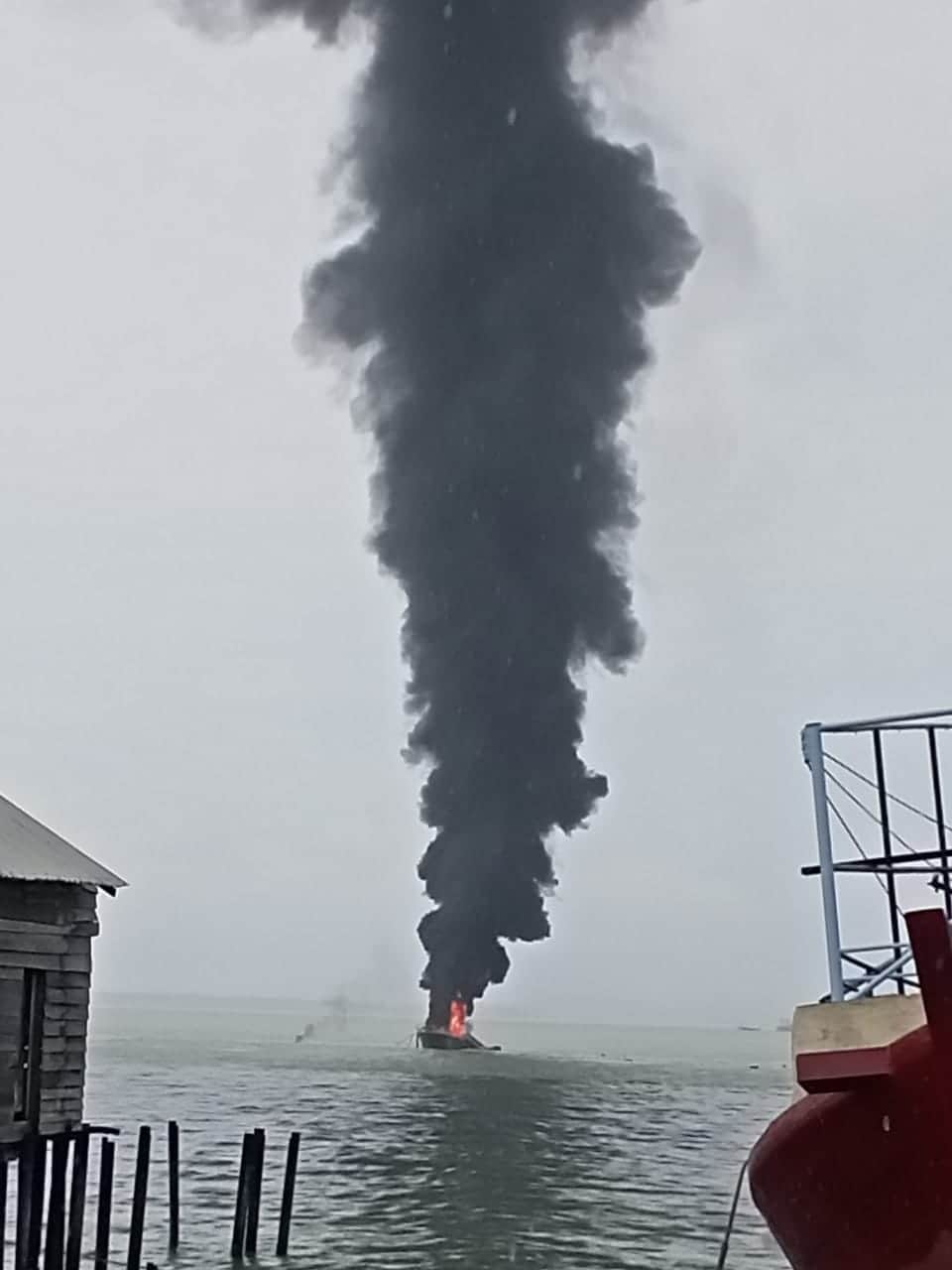 Kapal Pemkab Karimun Terbakar, Tiga Awak Kapal Dilarikan ke RSUD M Sani