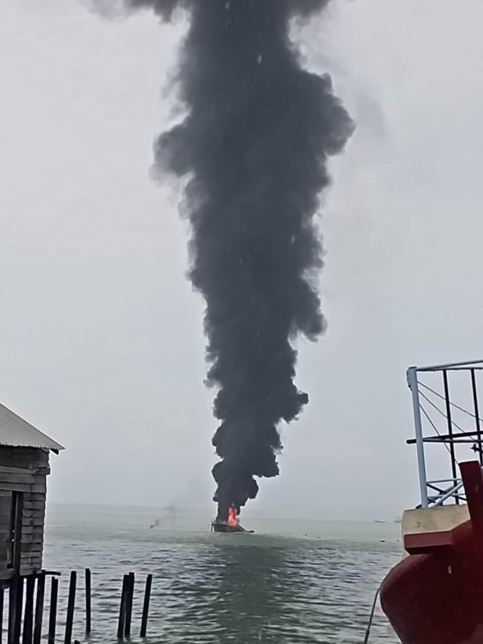 Kapal Pemkab Karimun Terbakar, Tiga Awak Kapal Dilarikan ke RSUD M Sani Kapal Pemkab Karimun Terbakar, Tiga Awak Kapal Dilarikan ke RSUD M Sani