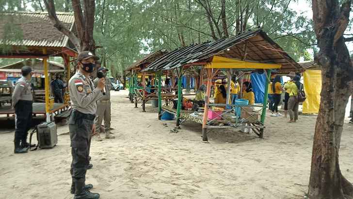 Polsek Gunung Kijang dan Satpol PP Bintan Gencar Berikan Imbauan Protokol Kesehatan di Tempat Wisata