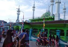 Remaja-Masjid-Nurrusalam-Bagi-bagikan-bubur-Asyuro