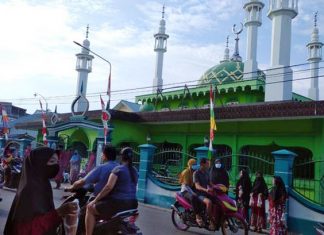 Remaja-Masjid-Nurrusalam-Bagi-bagikan-bubur-Asyuro