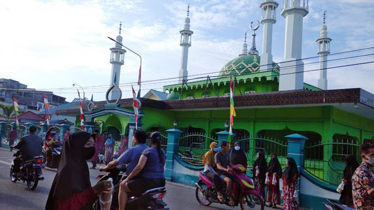 Remaja-Masjid-Nurrusalam-Bagi-bagikan-bubur-Asyuro