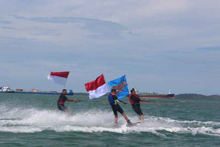 Atlet Ski Air Dan Wakeboard Semarakan Hut Ke-75 RI Di Pulau Bau