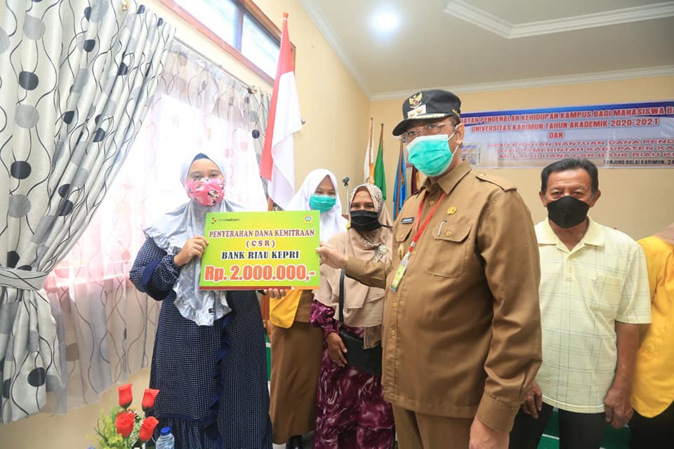 Mahasiswa dan Dosen UK Terima Bantuan Masing-Masing Rp2 Juta Dari Bank Riau Kepri Mahasiswa dan Dosen UK Terima Bantuan Masing-Masing Rp2 Juta Dari Bank Riau Kepri