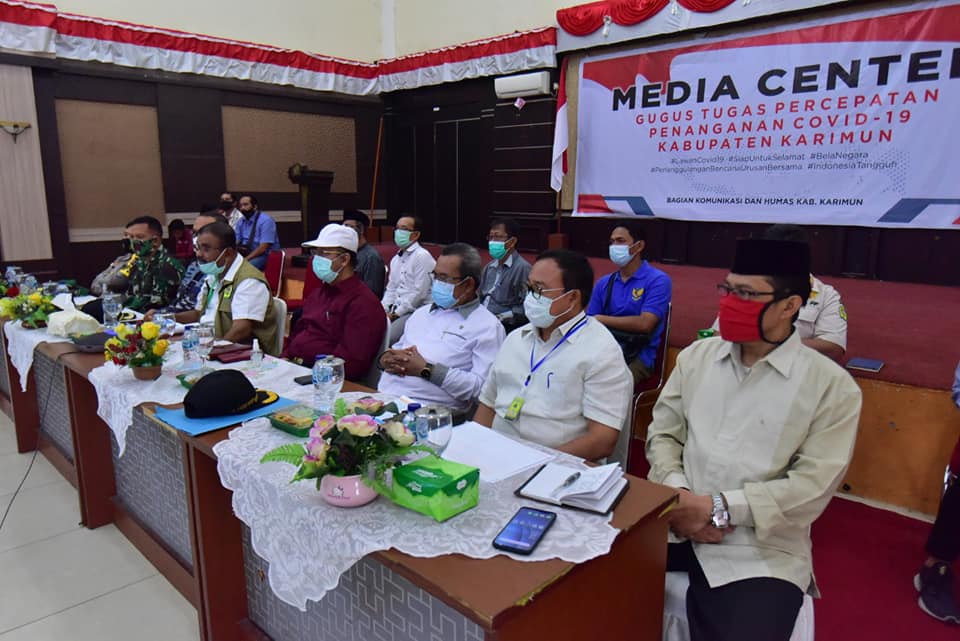 Bupati Karimun Pantau Setiap Kecamatan Melalui Video Konference Bupati Karimun Pantau Setiap Kecamatan Melalui Video Konference