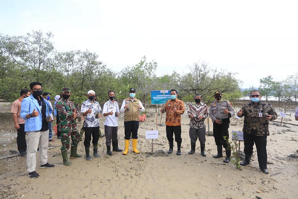 Wabup Karimun Tanam Mangrove di Desa Pongkar Wabup Karimun Tanam Mangrove di Desa Pongkar