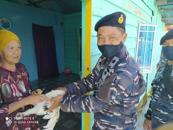 Program Ketahanan Pangan, Lanal Tarempa Bagi-bagi Ayam Ternak Program Ketahanan Pangan, Lanal Tarempa Bagi-bagi Ayam Ternak