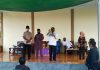 Bupati Karimun, H Aunur Rafiq, menyerahkan SK Pj Kepala Desa Tanjung Pelanduk, di Balai Seni Desa Tg Pelanduk, Jum'at (18/09/2020).