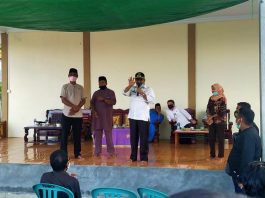 Bupati Karimun, H Aunur Rafiq, menyerahkan SK Pj Kepala Desa Tanjung Pelanduk, di Balai Seni Desa Tg Pelanduk, Jum'at (18/09/2020).