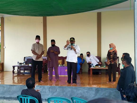Bupati Karimun, H Aunur Rafiq, menyerahkan SK Pj Kepala Desa Tanjung Pelanduk, di Balai Seni Desa Tg Pelanduk, Jum'at (18/09/2020).