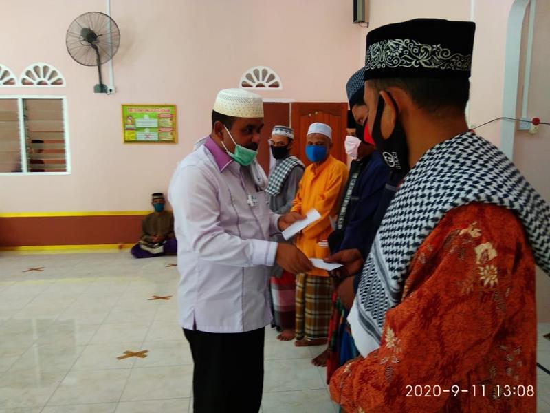 Bupati Karimun saat menyerahkan bantuan kepada pengurus Masjid di Dabet