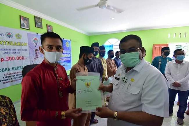Bupati Aunur Rafiq Lakukan Penyerahan Sertifikat Tanah Kepada Tiga Desa di Belat Bupati Aunur Rafiq Lakukan Penyerahan Sertifikat Tanah Kepada Tiga Desa di Belat