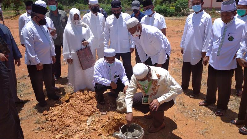 Bupati Karimun, H Aunur rafiq saat melakukan peletakan batu pertama pembangunan gedung IPHI Kecamatan Kundur