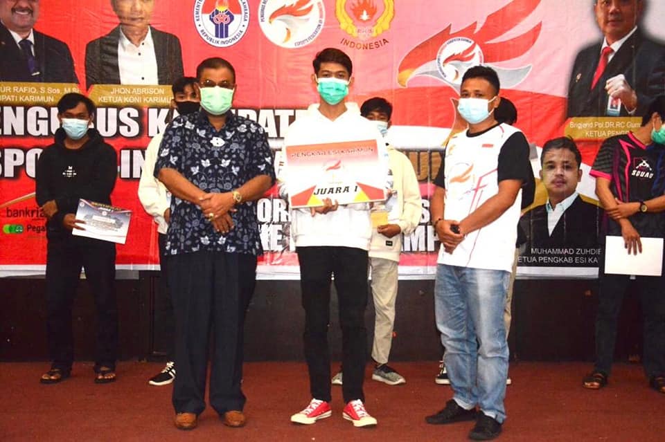 Aunur Rafiq: Kaum Millenial Perlu Didukung, Serahkan Hadiah Turnamen E-Sport Aunur Rafiq: Kaum Millenial Perlu Didukung, Serahkan Hadiah Turnamen E-Sport