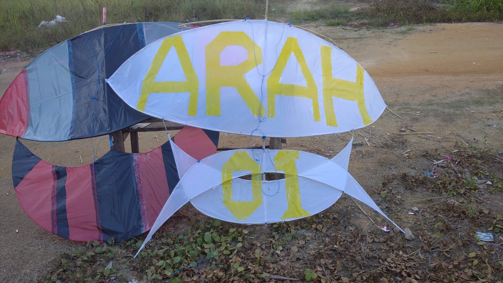 Penggemar Layangan Ikut Antusias Memenangkan ARAH (Aunur Rafiq dan Anuar Hasyim) Penggemar Layangan Ikut Antusias Memenangkan ARAH (Aunur Rafiq dan Anuar Hasyim)