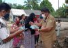 Kades Teluk Radang, Ngadino, saat membagi-bagikan masker kepada warga