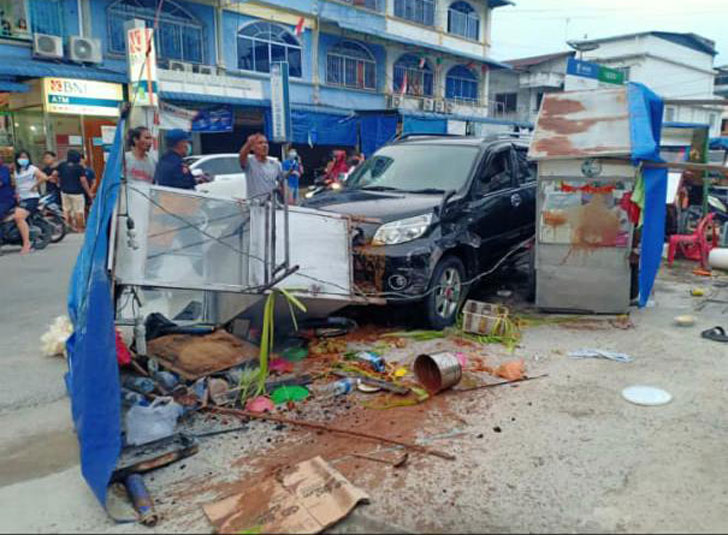 Sebuah Mobil Nabrak Tiga Gerobak Jualan di Akau Tanjungbatu