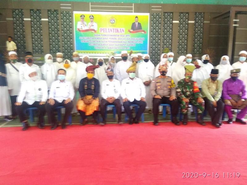 Sesi Foto Bersama Bupati Karimun, USPIKA dan pengurus IPHI Kecamatan Kundur Barat, di Balai Gambang Kecamatan Kundur Barat