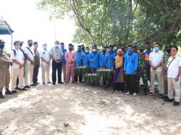 Sesi foto bersama usai doa bersama atau istilah sedekah laut di pantai Sawang Laut