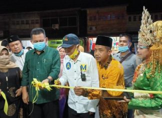Calon Gubernur Kepri nomor urut tiga, saat pengguntingan pita tanda diresmikannya posko relawan pemenangan Ansar Marlin