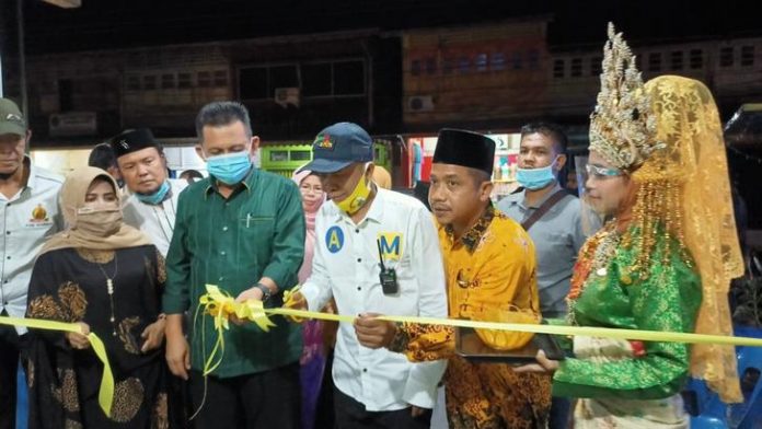 Calon Gubernur Kepri nomor urut tiga, saat pengguntingan pita tanda diresmikannya posko relawan pemenangan Ansar Marlin Calon Gubernur Kepri nomor urut tiga, saat pengguntingan pita tanda diresmikannya posko relawan pemenangan Ansar Marlin