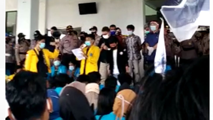 Ratusan Mahasiswa Tanjungpinang – Bintan Unjuk Rasa Didepan Gedung DPRD Provinsi Kepri