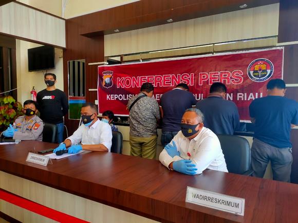 Polisi Berhasil Amankan Empat Orang Oknum Dinas Sosial Kota Batam Atas Dugaan Tindak Pidana Pemerasan Polisi Berhasil Amankan Empat Orang Oknum Dinas Sosial Kota Batam Atas Dugaan Tindak Pidana Pemerasan