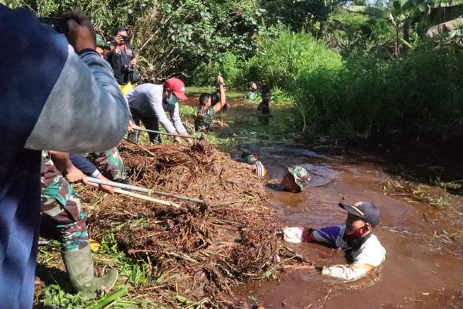 Gotong Royong pembersihan aliran Parit di jalan Tanjung Harapan parit 14, kelurahan Sungai Beringin